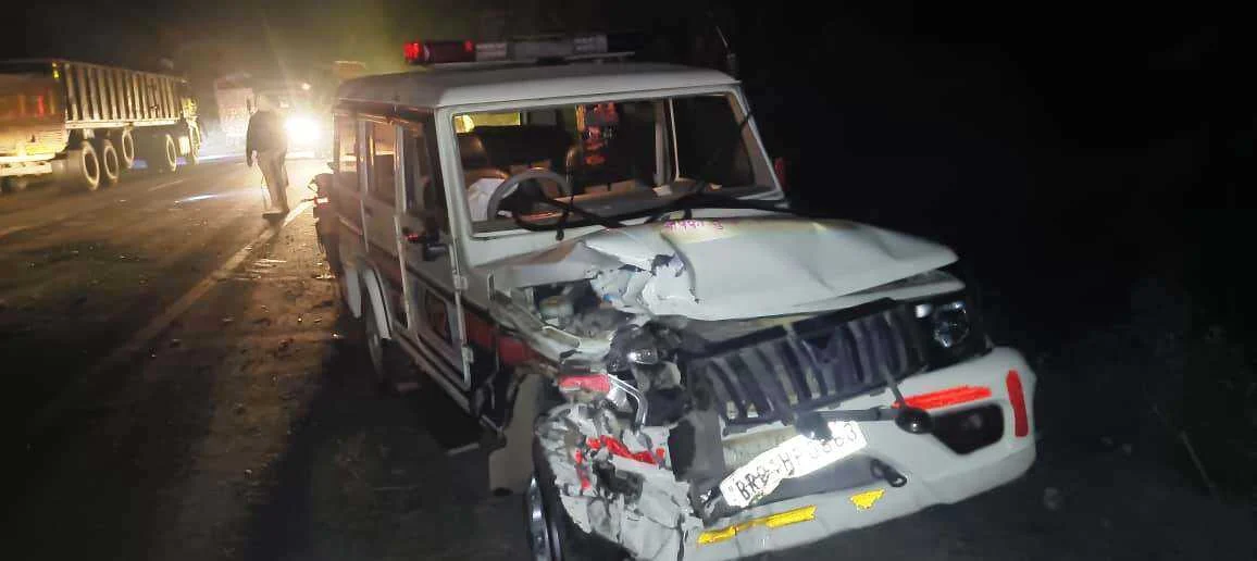 बछवाड़ा में NH-28 पर तेल टैंकर ने डायल 112 की पुलिस गाड़ी को मारी टक्कर, बाल-बाल बचे पुलिसकर्मी 14