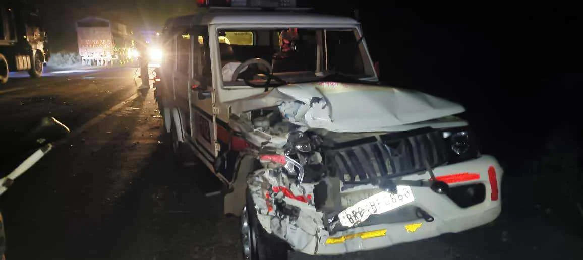 बछवाड़ा में NH-28 पर तेल टैंकर ने डायल 112 की पुलिस गाड़ी को मारी टक्कर, बाल-बाल बचे पुलिसकर्मी 2