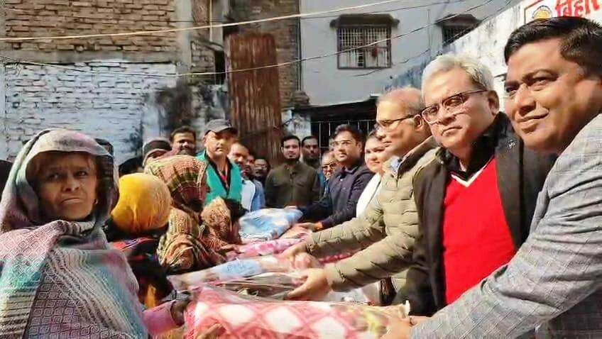 समस्तीपुर: बिहार यूथ फेडरेशन ने 300 से अधिक जरूरतमंदों के बीच किया कंबल वितरण 8
