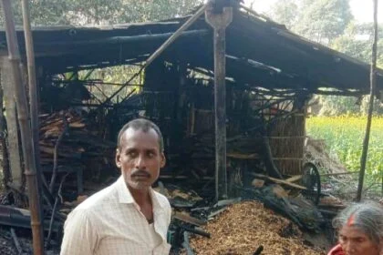 वीरपुर के जगदर पंचायत में फूस के घर में लगी आग, लाखों रुपए मुल्य के समान जल कर हुआ राख 21