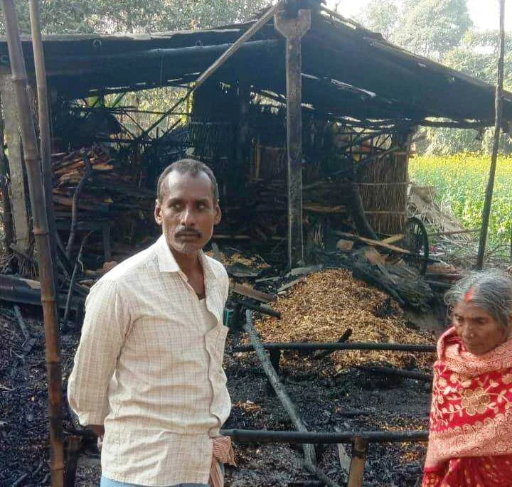 वीरपुर के जगदर पंचायत में फूस के घर में लगी आग, लाखों रुपए मुल्य के समान जल कर हुआ राख 4