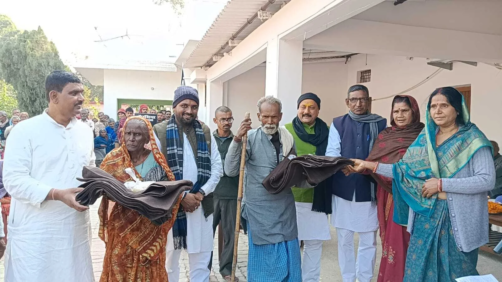 भगवानपुर में मकर संक्रांति पर पंसस कंचन मिश्र की सराहनीय पहल, 400 गरीब विधवाओं और दिव्यांगों को दिए कंबल व चूड़ा 7