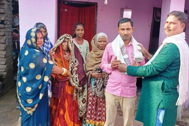 बछवाड़ा में चौकीदार की अनूठी पहल: मकर संक्रांति पर 51 गरीबों के बीच बांटे कम्बल और चादर 1