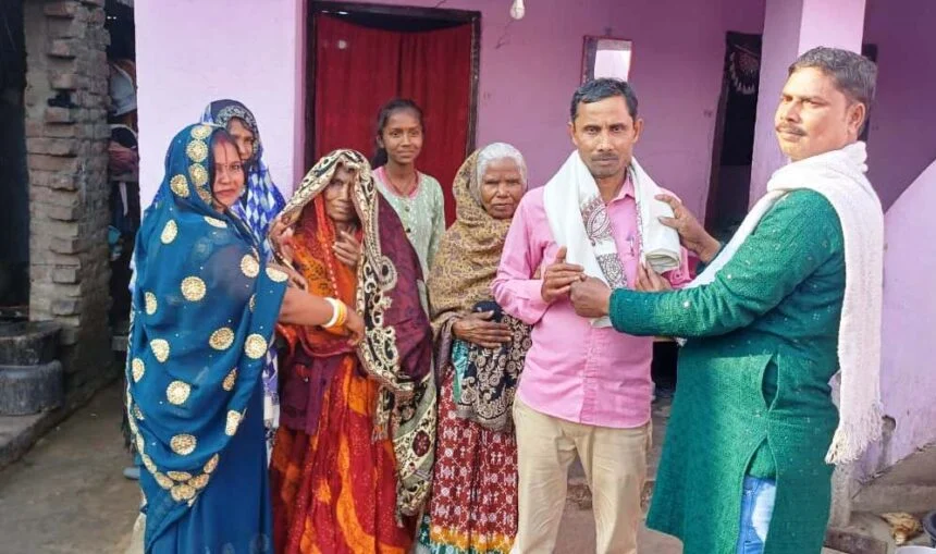 बछवाड़ा में चौकीदार की अनूठी पहल: मकर संक्रांति पर 51 गरीबों के बीच बांटे कम्बल और चादर 1