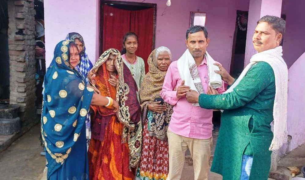 बछवाड़ा में चौकीदार की अनूठी पहल: मकर संक्रांति पर 51 गरीबों के बीच बांटे कम्बल और चादर 10