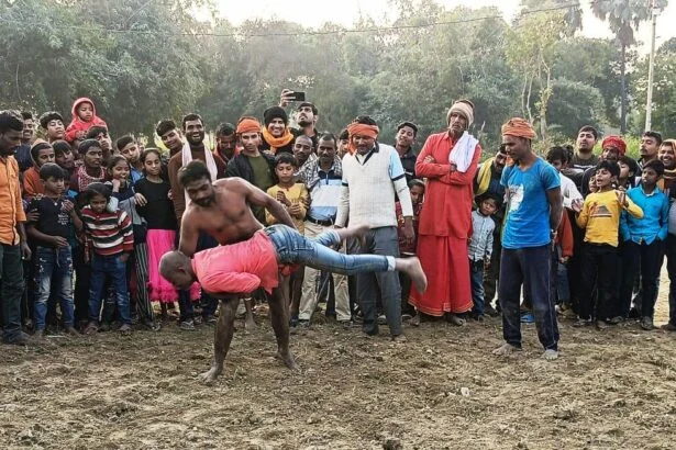 बछवाड़ा में मकर संक्रांति पर दंगल की धूम; पहलवानों ने दिखाए दांव-पेंच, उमड़ी भारी भीड़ 7