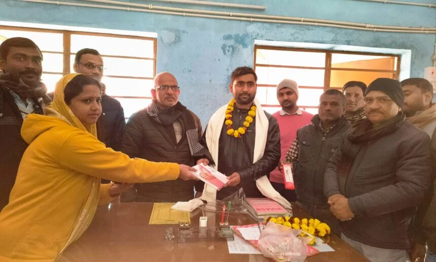 भगवानपुर में शिक्षक मो. इजहार आलम को विद्यालय परिवार ने दी भावभीनी विदाई, अंग वस्त्र देकर किया सम्मानित 1