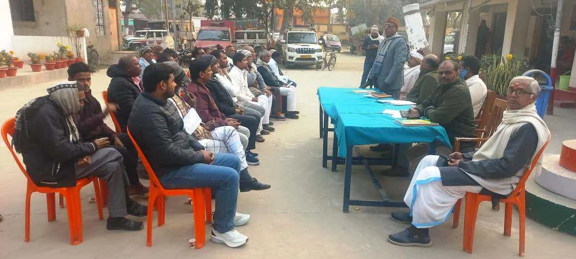 बछवाड़ा थाना परिसर में शांति समिति की बैठक संपन्न, प्रशासन ने दिए सुरक्षा के कड़े निर्देश, जनप्रतिनिधियों ने दिया सहयोग का भरोसा 3