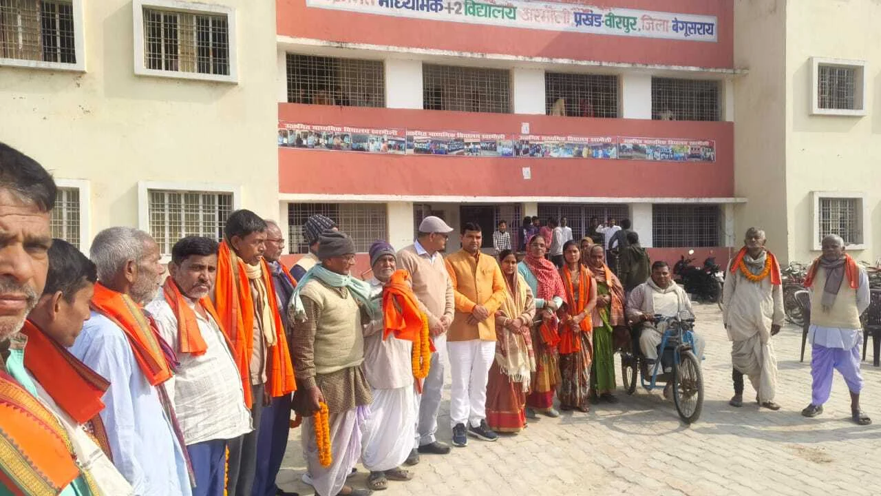 जिला पार्षद शिल्पी कुमारी ने 8.98 लाख की लागत से निर्मित चहारदीवारी व मुख्य द्वार का किया उद्घाटन 2