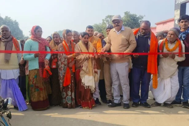 जिला पार्षद शिल्पी कुमारी ने 8.98 लाख की लागत से निर्मित चहारदीवारी व मुख्य द्वार का किया उद्घाटन 7