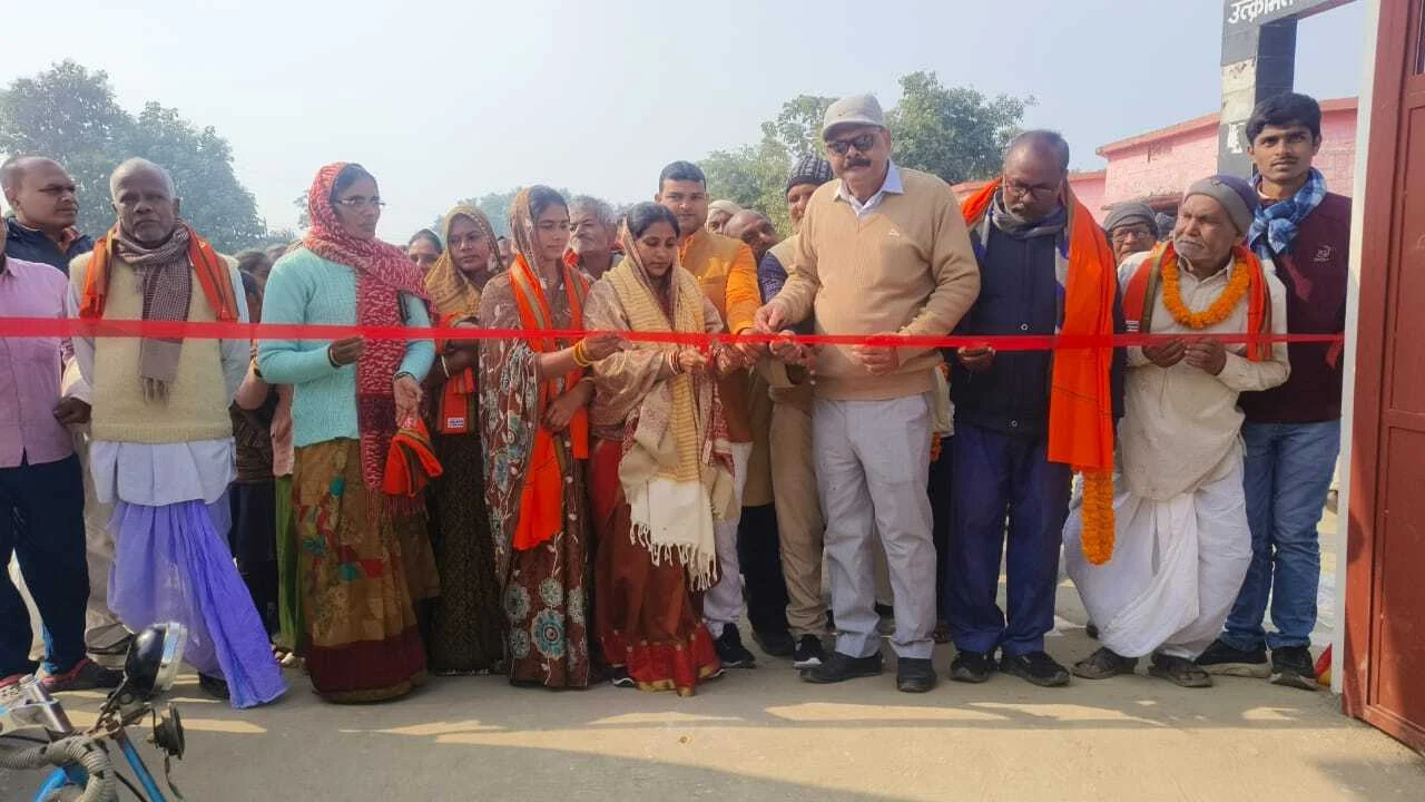 जिला पार्षद शिल्पी कुमारी ने 8.98 लाख की लागत से निर्मित चहारदीवारी व मुख्य द्वार का किया उद्घाटन 11