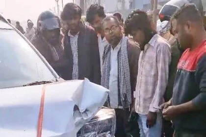 समस्तीपुर: मुसरीघरारी चौराहे पर कार और ऑटो के बीच जोरदार भिड़ंत, मची अफरा-तफरी 19