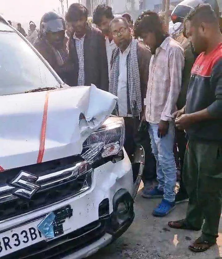 समस्तीपुर: मुसरीघरारी चौराहे पर कार और ऑटो के बीच जोरदार भिड़ंत, मची अफरा-तफरी 1