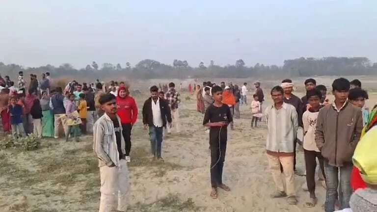 समस्तीपुर: बहादुरपुर ढाब के पास झाड़ी में मिला अज्ञात महिला का शव, इलाके में फैली सनसनी 5