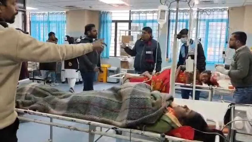 नालंदा: अनियंत्रित होकर पिकअप वाहन पलटी, एक महिला की घटनास्थल पर हुई मौत, एक दर्जन से अधिक लोग हुए घायल 2