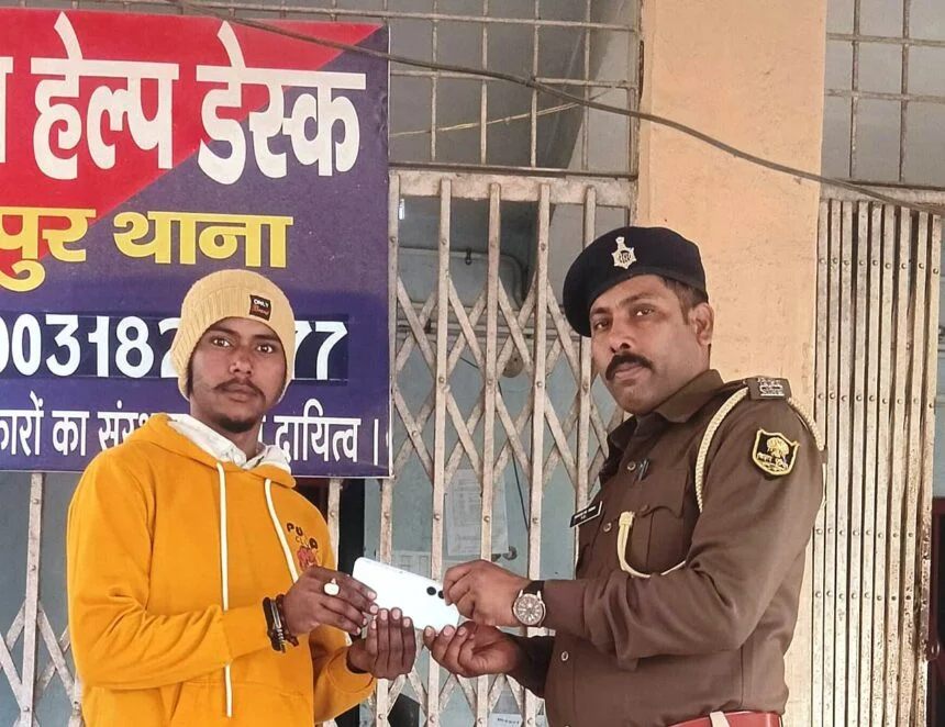 वीरपुर में 'ऑपरेशन मुस्कान' ने लौटाई संतोष के चेहरे पर खुशी, वीरपुर पुलिस ने बरामद किया 4 महीने पहले खोया मोबाइल 1