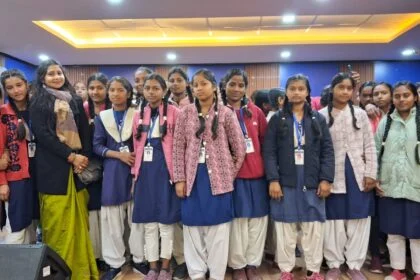 भगवानपुर में 'ट्यूनिंग ऑफ प्रोग्राम' के तहत दिनकर महाविद्यालय पहुंचे महेशपुर के छात्र, शैक्षणिक परिभ्रमण का हुआ आयोजन 27