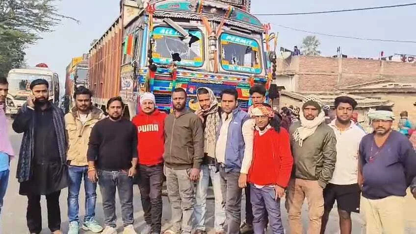 समस्तीपुर: बजरंग दल के कार्यकर्ताओं ने पकड़े गायों से लदे तीन ट्रक, दो उपचालक हिरासत में, चालक फरार 1