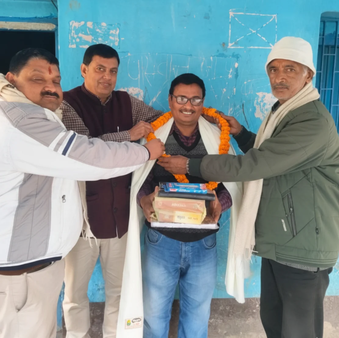 बछवाड़ा से स्थानांतरण पर सम्मान: प्राथमिक विद्यालय रूपसवाज में शिक्षक सतीश कुमार का फूल-माला और चादर से हुआ अभिनंदन 2
