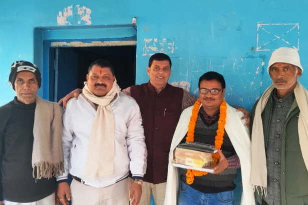 बछवाड़ा से स्थानांतरण पर सम्मान: प्राथमिक विद्यालय रूपसवाज में शिक्षक सतीश कुमार का फूल-माला और चादर से हुआ अभिनंदन 9