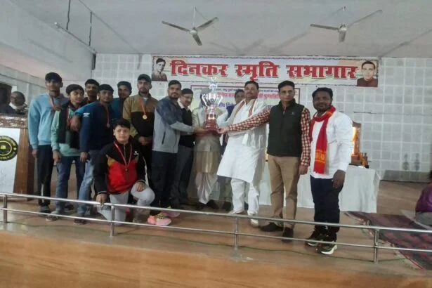 शहीद दिनेश सिंह स्मृति खेलकूद प्रतियोगिता का हुआ समापन,गणमान्य अतिथियों ने चयनित खिलाड़ियों को किया पुरस्कृत 1