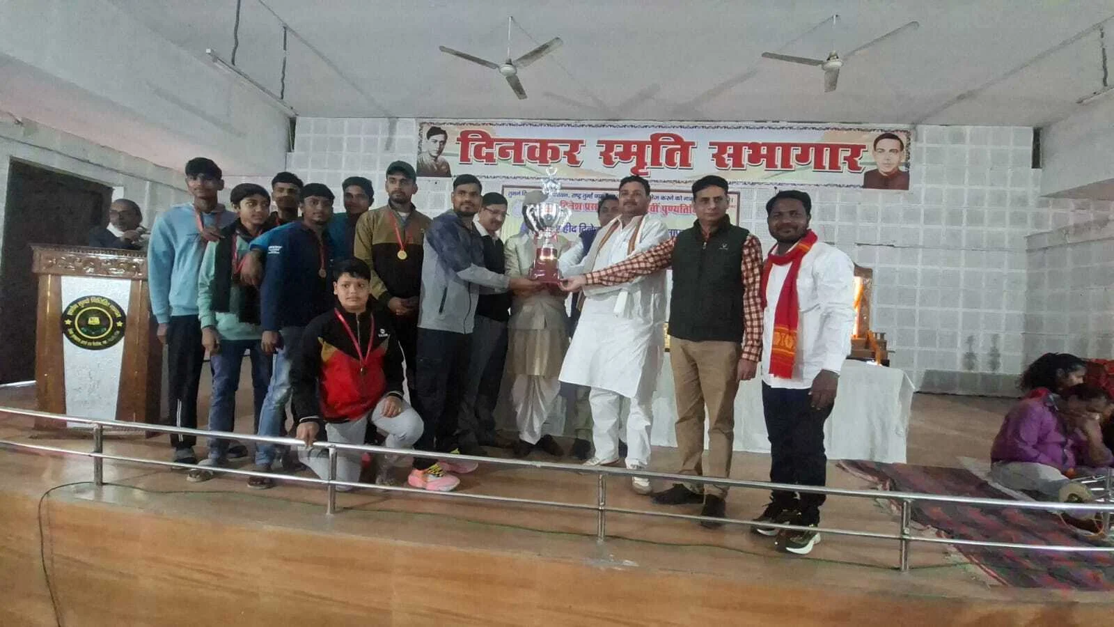 शहीद दिनेश सिंह स्मृति खेलकूद प्रतियोगिता का हुआ समापन,गणमान्य अतिथियों ने चयनित खिलाड़ियों को किया पुरस्कृत 5