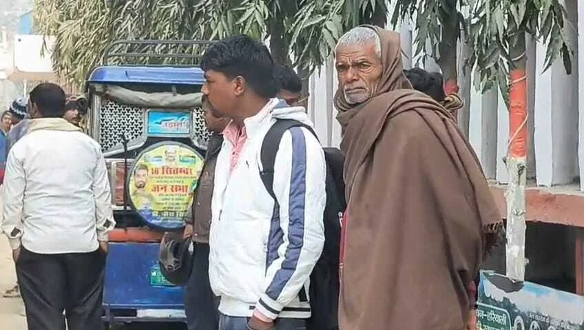 बेगूसराय में तेज रफ्तार ट्रक ने मोटरसाइकिल सवार एक युवक को कुचला,घटना स्थल पर ही दर्दनाक मौत, परिजनों में मचा कोहराम 2