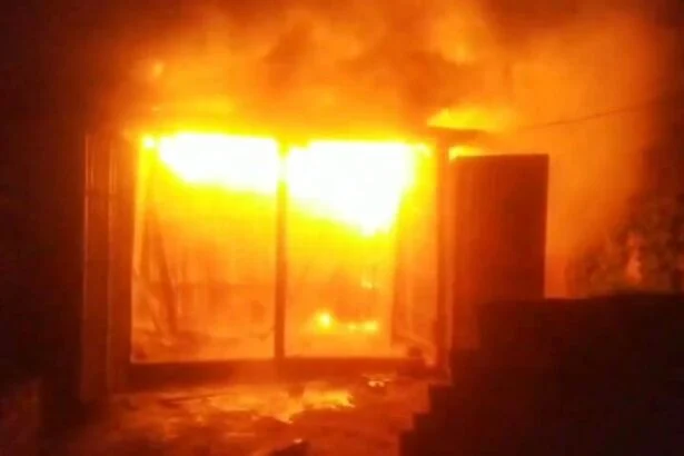 बेगूसराय में आग का तांडव: बखरी में दो घर जलकर राख, 5 लाख से अधिक की संपत्ति का नुकसान 7