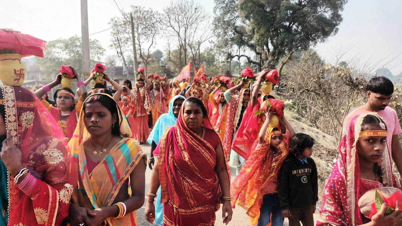 वीरपुर में मां भगवती की प्राण प्रतिष्ठा व अष्टयाम यज्ञ को लेकर निकाली गई भव्य कलश यात्रा 3