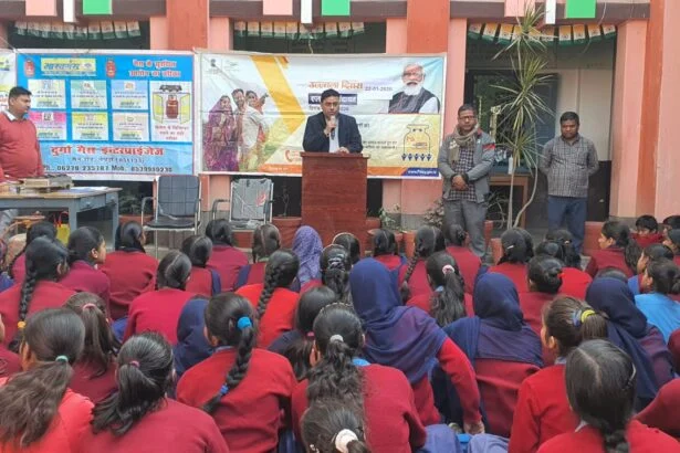 मिडिल स्कूल में गैस सुरक्षा शिविर आयोजित, छात्रों और रसोइयों को दिए गए सुरक्षा के 'पांच मंत्र 5