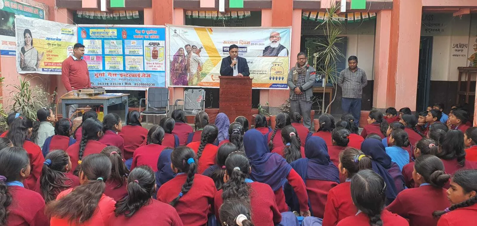 मिडिल स्कूल में गैस सुरक्षा शिविर आयोजित, छात्रों और रसोइयों को दिए गए सुरक्षा के 'पांच मंत्र 3