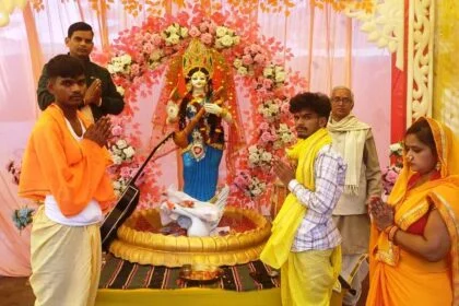 बछवाड़ा में श्रद्धा और उल्लास के साथ मना बसंत उत्सव, मंत्रोच्चार से गुंजायमान हुए शिक्षण संस्थान 6