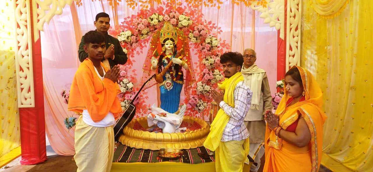 बछवाड़ा में श्रद्धा और उल्लास के साथ मना बसंत उत्सव, मंत्रोच्चार से गुंजायमान हुए शिक्षण संस्थान 3