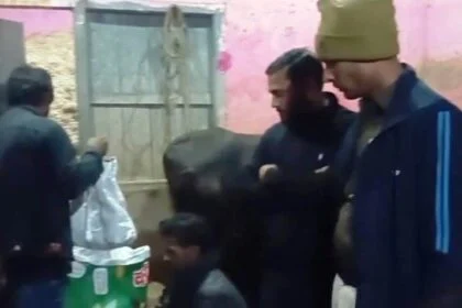 नालंदा: गुप्त सूचना पर उत्पाद विभाग की बरादारी इलाके के वार्ड नंबर 28 मे बड़ी कार्रवाई, 60 लीटर विदेशी शराब बरामद, भूसे में छुपाकर रखा गया था शराब 12