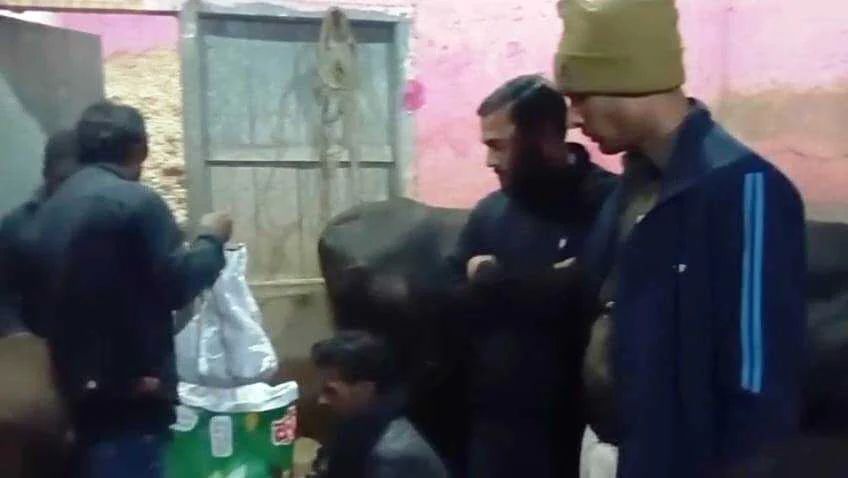 नालंदा: गुप्त सूचना पर उत्पाद विभाग की बरादारी इलाके के वार्ड नंबर 28 मे बड़ी कार्रवाई, 60 लीटर विदेशी शराब बरामद, भूसे में छुपाकर रखा गया था शराब 4