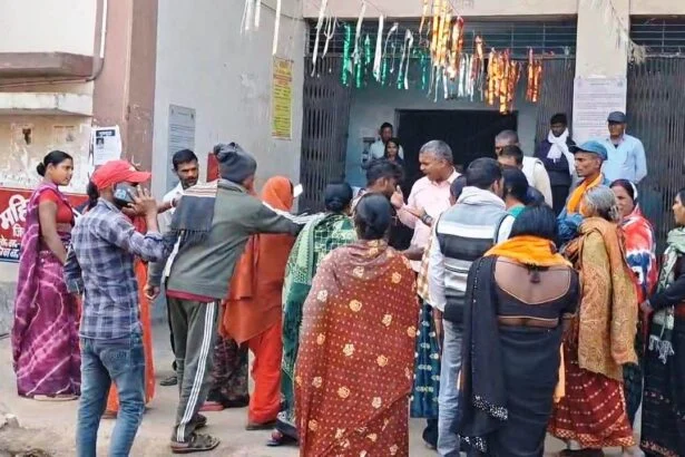 नालंदा: पुत्रवधु पर भुत आने का आरोप लगाकर महिला थाना के समक्ष दोनों पक्षो ने किया हाई वोल्टेज ड्रामा, छह माह पूर्व हुई थी शादी, पुलिस बनी रही तमाशबीन 1