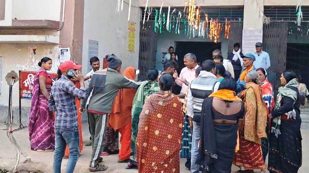 नालंदा: पुत्रवधु पर भुत आने का आरोप लगाकर महिला थाना के समक्ष दोनों पक्षो ने किया हाई वोल्टेज ड्रामा, छह माह पूर्व हुई थी शादी, पुलिस बनी रही तमाशबीन 4