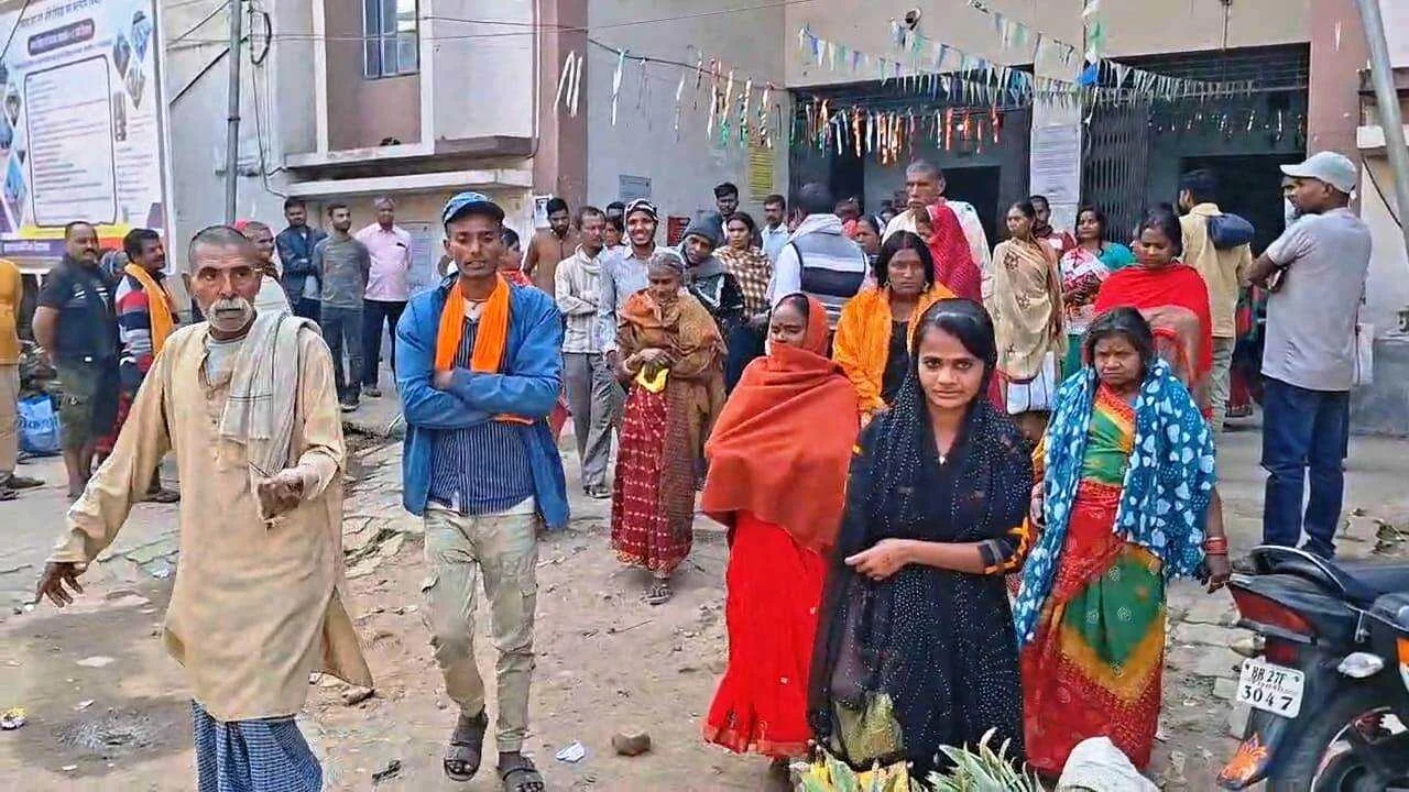 नालंदा: पुत्रवधु पर भुत आने का आरोप लगाकर महिला थाना के समक्ष दोनों पक्षो ने किया हाई वोल्टेज ड्रामा, छह माह पूर्व हुई थी शादी, पुलिस बनी रही तमाशबीन 2