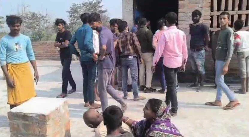 बेगूसराय में निर्माणाधीन मकान में फंदे से लटकी मिली सेंटिंग मिस्त्री की लाश, परिजनों ने लगाया हत्या का आरोप 2