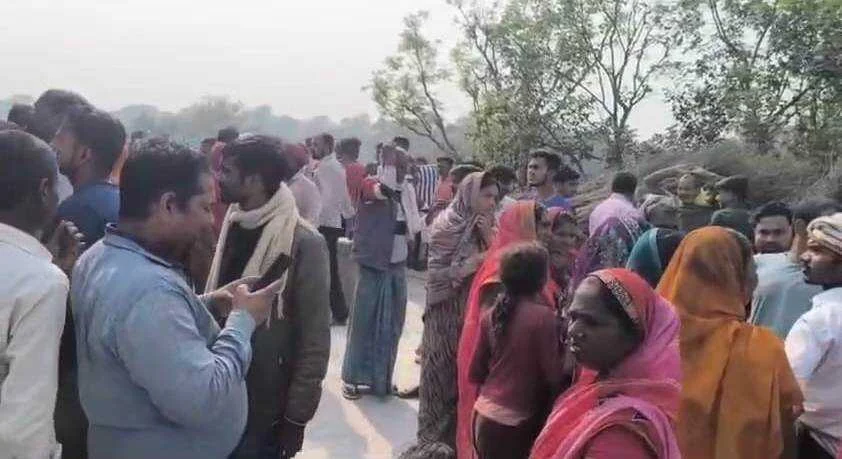 बेगूसराय में निर्माणाधीन मकान में फंदे से लटकी मिली सेंटिंग मिस्त्री की लाश, परिजनों ने लगाया हत्या का आरोप 3