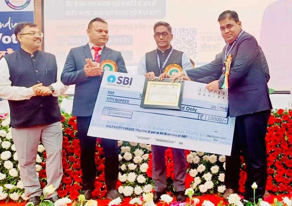 तेघड़ा SDM राकेश कुमार को मिला 'बेस्ट रिटर्निंग ऑफिसर' का राज्यस्तरीय सम्मान 9