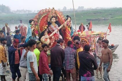 बछवाड़ा में नम आंखों से विदा हुईं विद्या की देवी, अबीर-गुलाल और भक्ति गीतों से सराबोर रहा श्रद्धालुओ 4