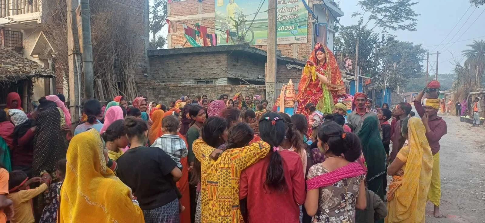 बछवाड़ा में नम आंखों से विदा हुईं विद्या की देवी, अबीर-गुलाल और भक्ति गीतों से सराबोर रहा श्रद्धालुओ 3