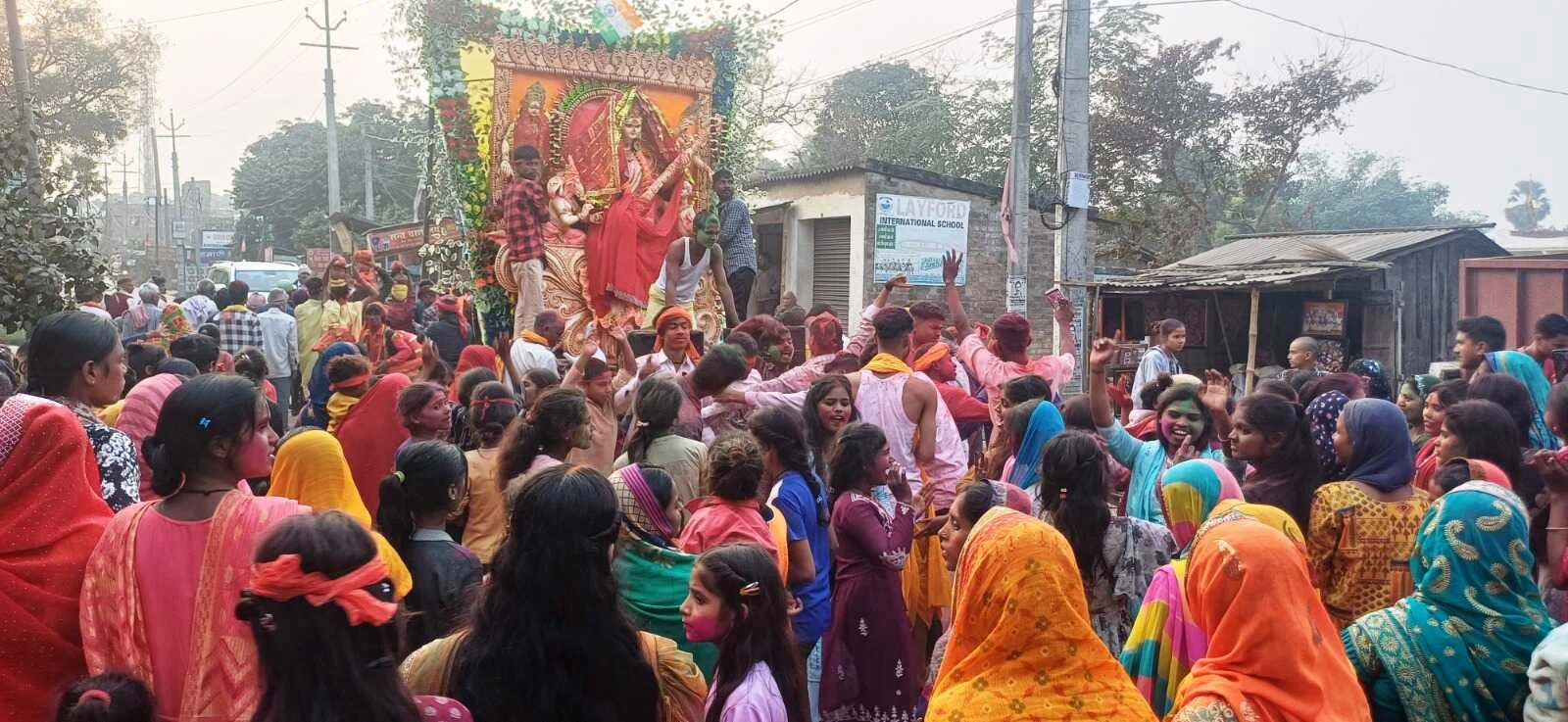 बछवाड़ा में नम आंखों से विदा हुईं विद्या की देवी, अबीर-गुलाल और भक्ति गीतों से सराबोर रहा श्रद्धालुओ 2