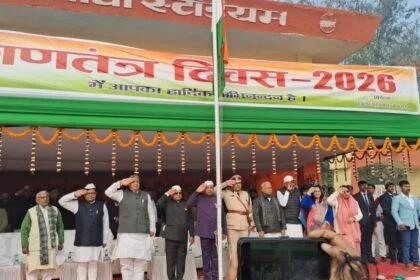 बेगूसराय में प्रभारी मंत्री अरुण कुमार ने गांधी स्टेडियम में फहराया तिरंगा, कहा- 'विकास की नई ऊंचाइयों को छू रहा है जिला' 21