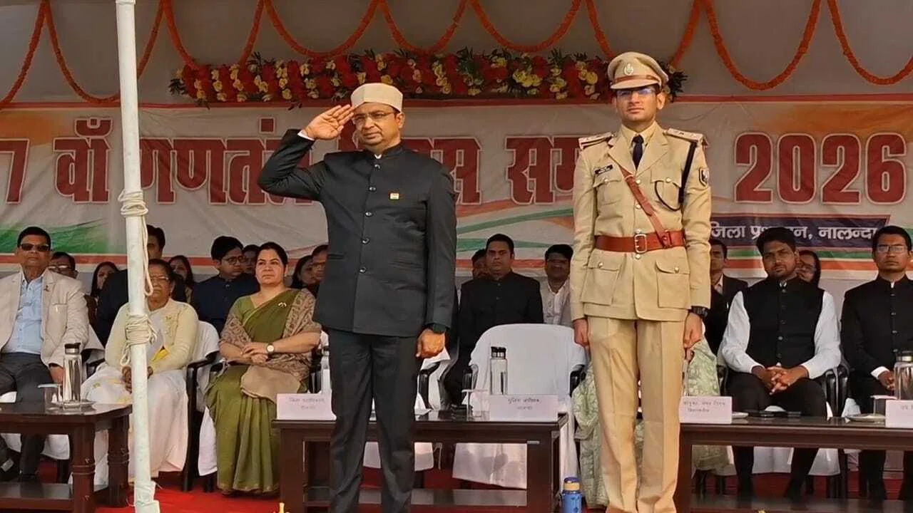नालंदा: 77 वें गणतंत्र दिवस समारोह के मौके पर जिलाधिकारी कुंदन कुमार ने ऐतिहासिक सोगरा स्कूल के मैदान में किया झंडोतोलन, जिलेवासियो को दी शुभकामना 13