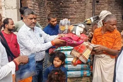 मानवता की मिसाल: सिलेंडर ब्लास्ट पीड़ितों की मदद के लिए आगे आए समाजसेवी राजू सहनी, दिया 6 महीने का राशन 2