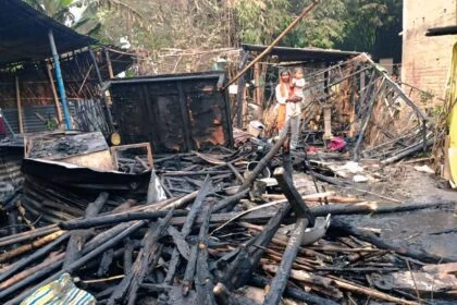 बछवाड़ा में बिजली के शॉर्ट सर्किट से लगी आग, धू-धू कर जले चार फूस के घर,हजारो रूपये का नुकसान 24