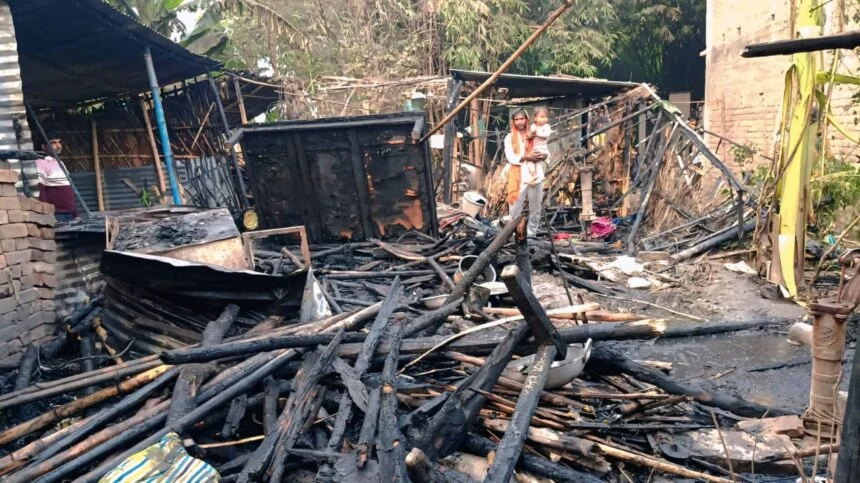 बछवाड़ा में बिजली के शॉर्ट सर्किट से लगी आग, धू-धू कर जले चार फूस के घर,हजारो रूपये का नुकसान 1