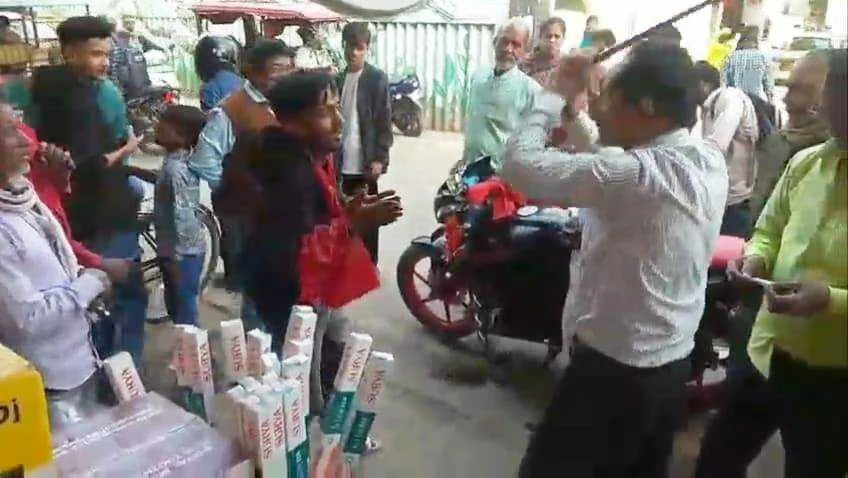 बेगूसराय में मॉब लिंचिंग की कोशिश: चोरी के आरोप में युवक की बेरहमी से पिटाई, तमाशबीन बने रहे लोग 2